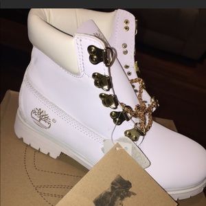 White and gold chain timbs